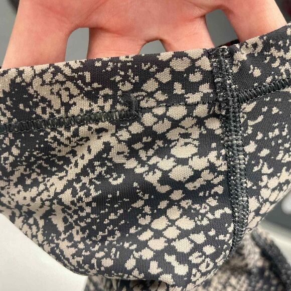 Athleta Ultimate 7/8 Tight Activewear Leggings Snakeskin Size M - Picture 7 of 7